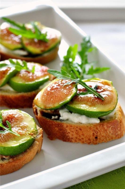 bruschettaskivor, vegetariska superskålsrecept, passionsfruktskivor ovanpå, i en vit tallrik