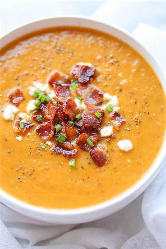 Vellutata di verdure con pancetta و ricette vellutate و ciotola con minestra frullata