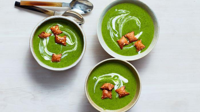 Zuppe Dietetiche ، Minestra Frullata con verdure Miste ، piatto Guarnito con crostini di pane