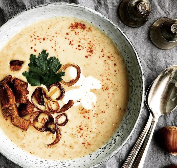 Vellutate Lighr ، Minestra Frullata Con pezzettini di Pane ، piatto guarnito con prezzemolo