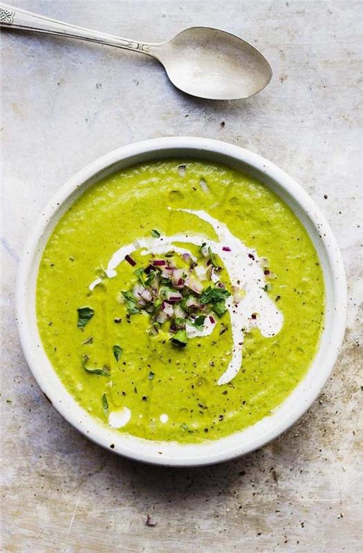 Vellutata di verdure miste ، ciotola con minestra frullata ، vellutata decorata con panna