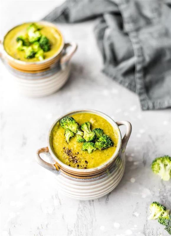 Vellutate invernali ، ciotola con minestra di broccoli ، vellutata con broccoli e carote