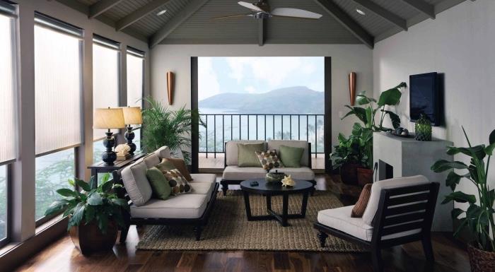 interiérový dizajn v exotickej obývačke s dreveným trámovým stropom vymaľovaným zeleným a tmavým dreveným nábytkom