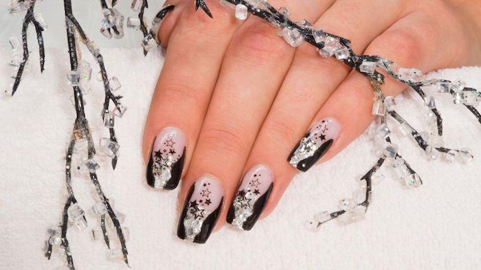 Moele nail art na Vianoce, transparentný a čierny lak na nechty, hviezdicový vzor, ​​imitácia snehu na pozadí a zasnežená vetva