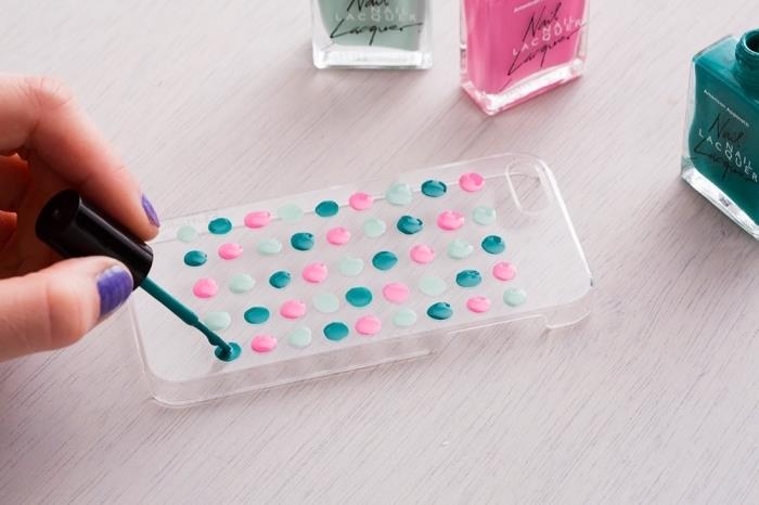 handledning hur man ritar geometriska mönster eller enkla prickar på baksidan av ett transparent silikonfodral med färgat nagellack