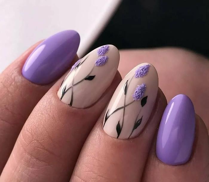 purpurová farba lak na nechty nail art 2021 nahá základná farba kresba fialové kvety jarná manikúra