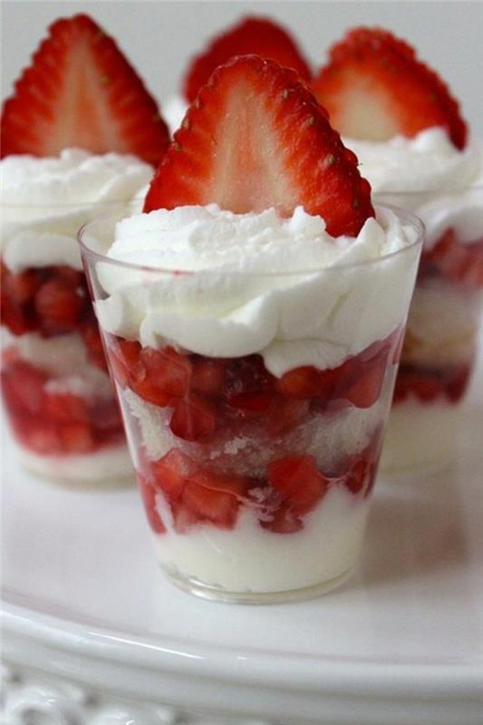 verrine-sweet-creme-fraiche-and-strawberries-original-dessert-فكرة