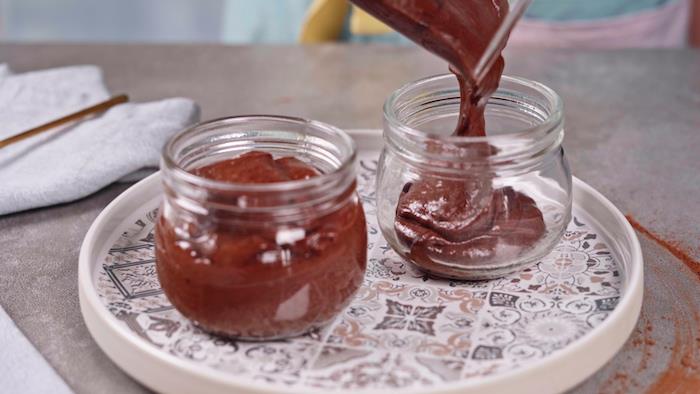 chokladmousse recept baserat på aquafaba och syrlig grädde, enkel och snabb och original dessert