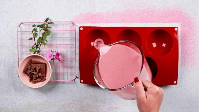 nalejte obsah pre panna cottu do formy na panna cottu jednoduchý a rýchly recept na valentínsky dezert
