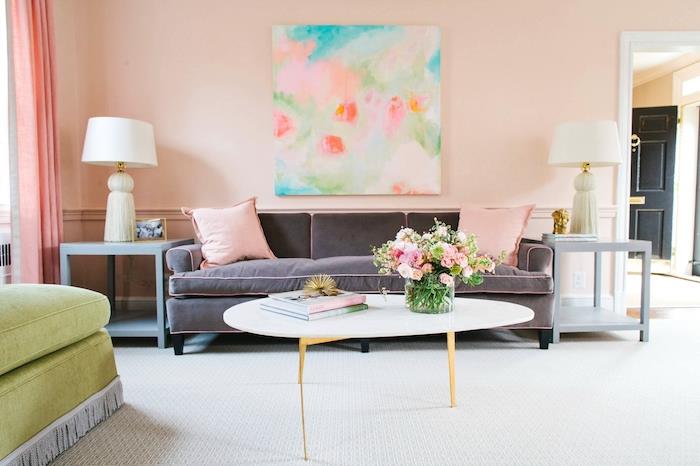 Akú farbu spojiť s práškovo ružovou šedou a ružovou výzdobou obývačky štýlovo svetlo ružovou