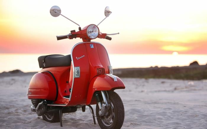 vespa-electric-cool-medium-de-transport-ville-en-rouge