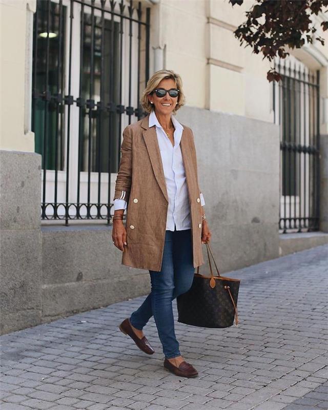 beige jacka jeans och vit skjorta snygg outfit för 60 -årig kvinna elegant outfit för kvinna, perfekt garderob för 60 -årig kvinna