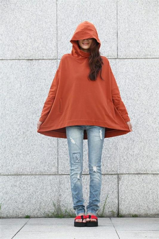 orange-huva-jacka-kvinna-rippade-jeans