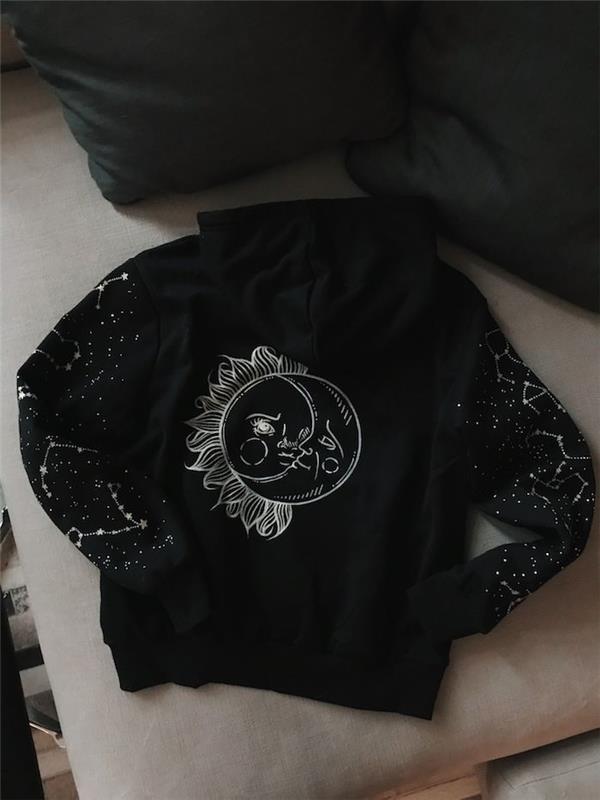 čierna rifľová bunda prispôsobená kresbou slnka a mesiaca, ako si vyrobiť personalizované oblečenie