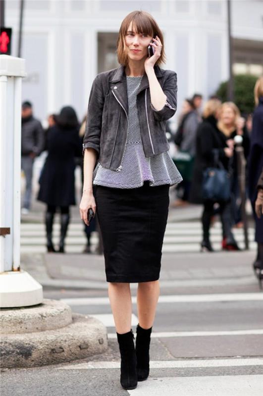 grå-mocka-jacka-svart-medellång-svart-kjol-kvinna-kort-brunt-hår