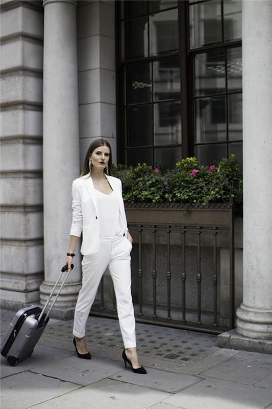 Hur man klär sig för resor, vit damdräkt, grå resväska chic damdräktsset