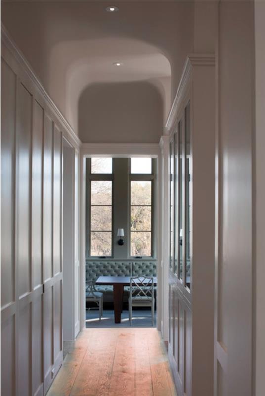 Korridor som ger till vardagsrummet, dekorativt foto av smal korridor, inredningsinspirationsbilder