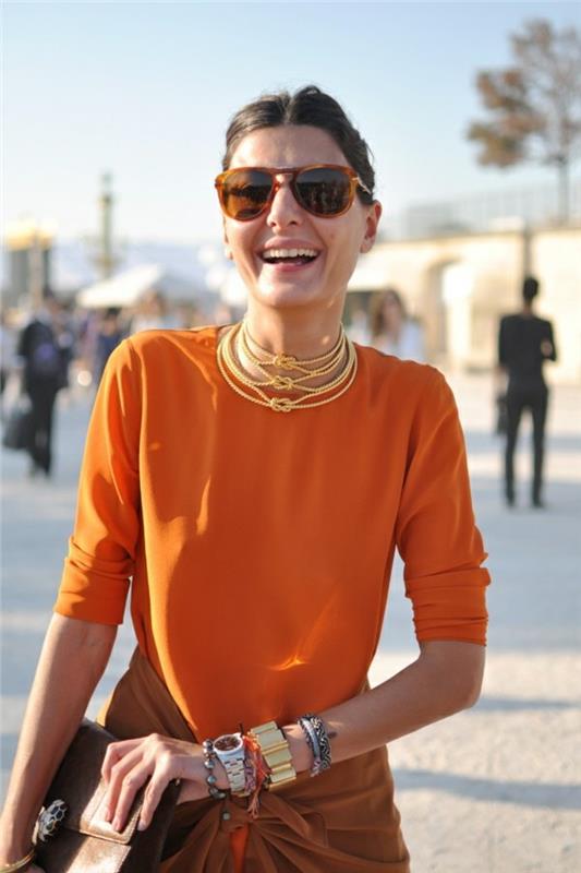 vestirsi-bene-spendendo-poco-abito-colore-arancione-collana-oro-bracciali-accessori-borsa-marrone-pelle