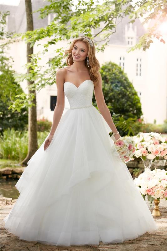 Abito da sposa di colore bianco، vestito con scollo a barca