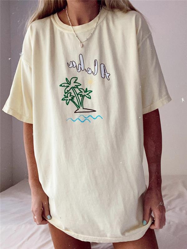 grå överdimensionerad t -skjorta tonårsflicka som bär aloha -grafik