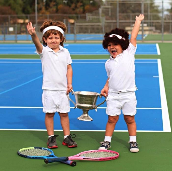Nápad na kostým 80. rokov pre deti, kostým tenistu 80. rokov pozostávajúci z šortiek, bieleho trička a parochne tenistu!