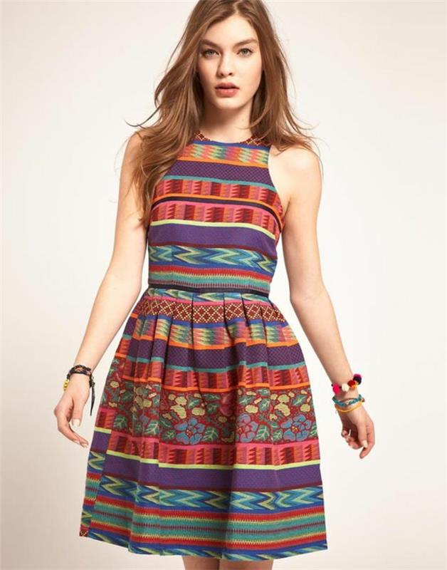 etniska kläder, elegant klänning med aztekiska mönster, flera färger, brunt hår