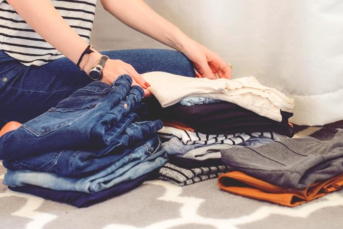 steg att följa för att organisera din garderob, sortera dina kläder, idé hur du förvarar dina kläder