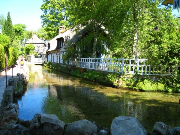 Veules-maison-les-roses-fence-river-stone-nature