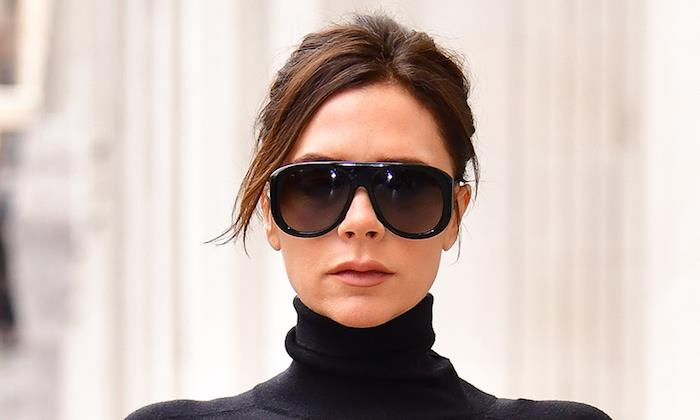 Foto Victoria Beckham med solglasögon som lanserar sitt eget skönhetsmärke Beauty