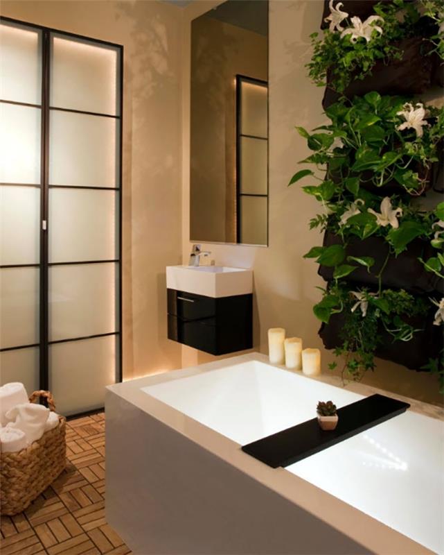Japonský model vane v modernej a zenovej kúpeľni s béžovými stenami a drevenou dlažbou
