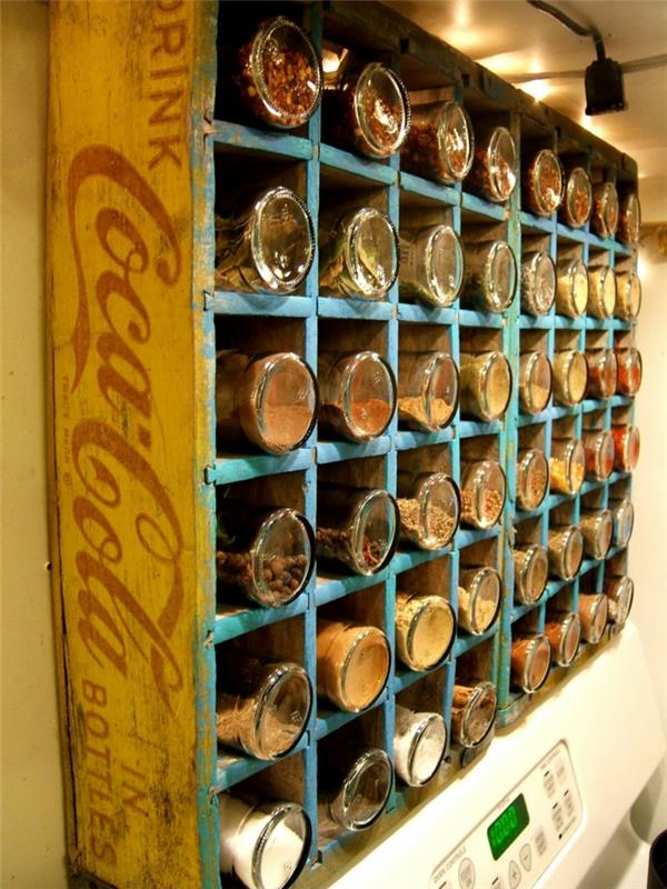 فكرة تخزين المطبخ مع خزانة مشروبات غازية قديمة من Coca Cola أعيد طلاءها بتأثير بالية للحصول على مظهر كلاسيكي ، ورفوف مطبخ ووحدات تخزين مطبخ