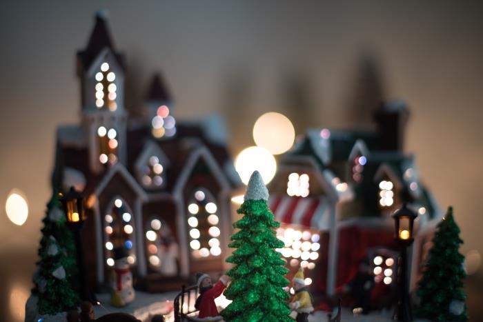 veselý vianočný obraz pre počítačovú tapetu, fotografický nápad pre tapetu pre pc so svietiacou dedinou a falošným vianočným stromčekom
