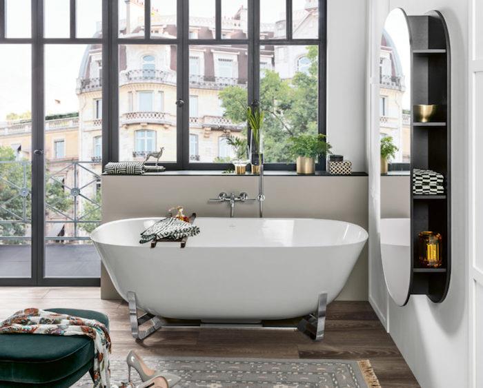 Art deco och Bauhaus design badrum, gröna växter, klassiskt badkar, spegel med förvaring
