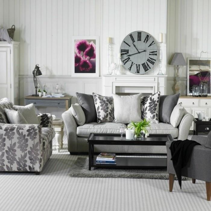 grå soffa vardagsrum, metall svart soffbord, vintage klocka, ovanför eldstaden, grå matta