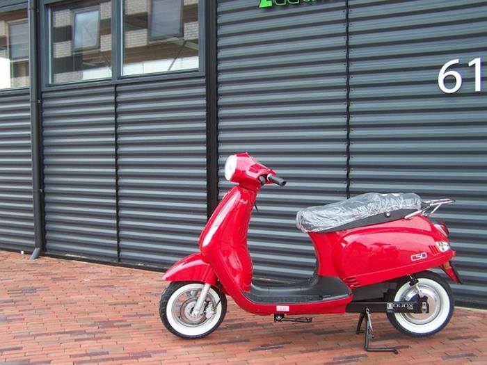 ročník-kolobežky-vespa-príležitosť-ekologický-nápad-beau-en-rouge