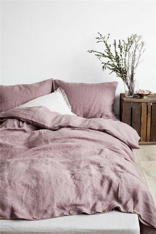 svetlo-purpurovo-fialová-spálňa-originálna-dekorácia-bledo-ružová-posteľ
