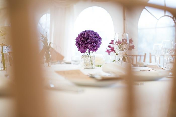 Skönheten i enkel rustik bröllopsinredning, naturtema för utomhus- och inomhusbröllop
