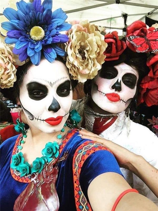 karneval mŕtvych v Mexiku, veľké kvety na hlavách, červený rúž, čierne oči