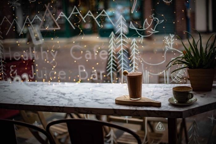 God julbild för dator tapet, kokande foto med varm chokladdrink framför fönstret dekorerad för jul