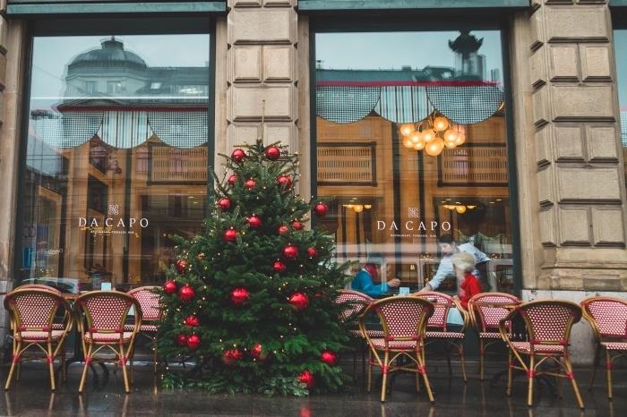 bezplatné obrázky z dovolenky na konci roka, počítačové tapety s fotografiou okna kaviarne a zdobeného prírodného stromu