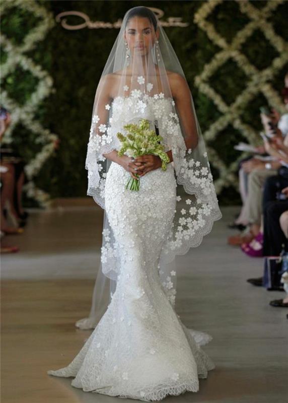 elegantné čipkované svadobné šaty s morskou pannou spojené s vyšívaným svadobným závojom s čipkovanou úpravou