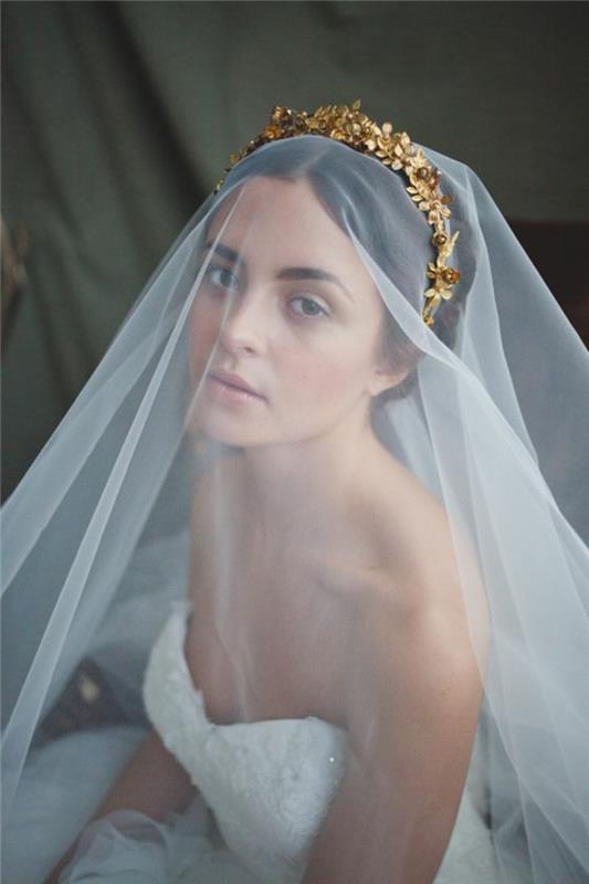 princeznovské šaty kombinované s dlhým svadobným závojom a zlatou korunou