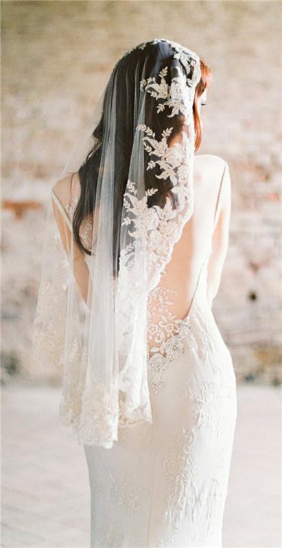 tradičný svadobný závoj mantilla spojený s modernými elegantnými šatami s hlbokým výstrihom