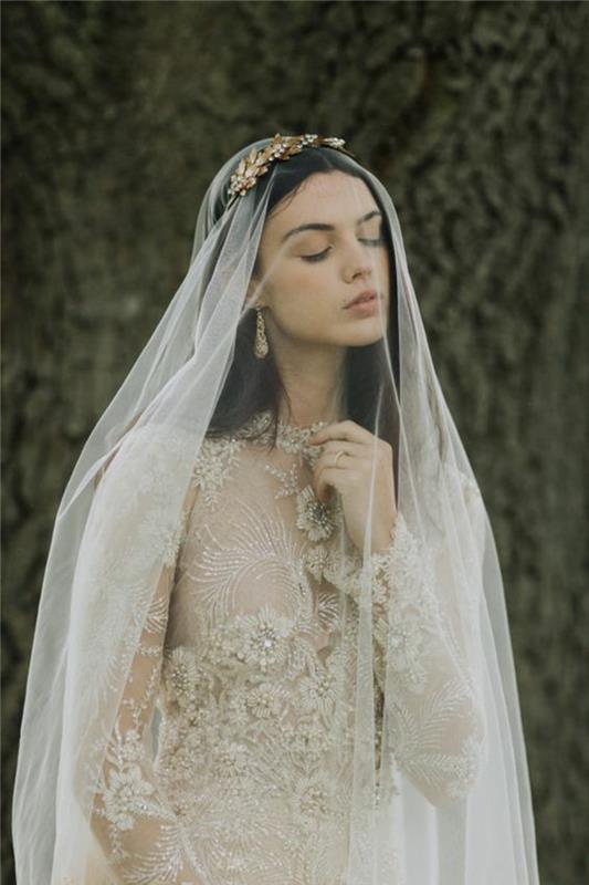 elegantné čipkované šaty s dlhým rukávom v kombinácii s dlhým závojom a mosadzným doplnkom do svadobných vlasov