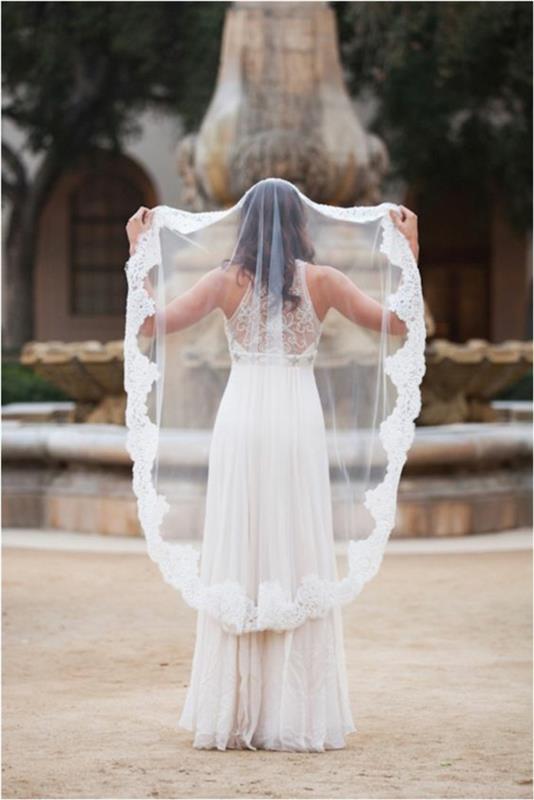 elegantný svadobný závoj mantilla s čipkovaným lemovaním a veľmi tekuté a ľahké romantické svadobné šaty