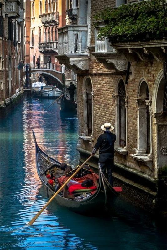 travel-italy-gondolier