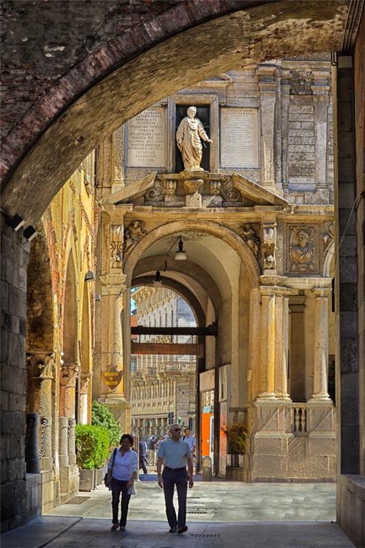 travel-in-milano-italy-walk