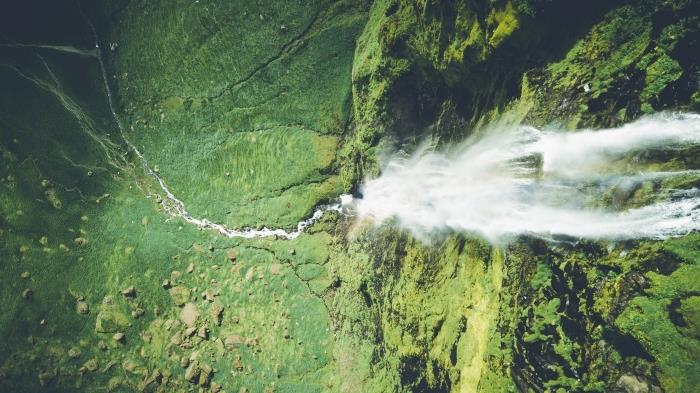 prírodná fotografia zhora pre zenovú tapetu, pohľad z vtáčej perspektívy na vodopádové skaly a zelené polia