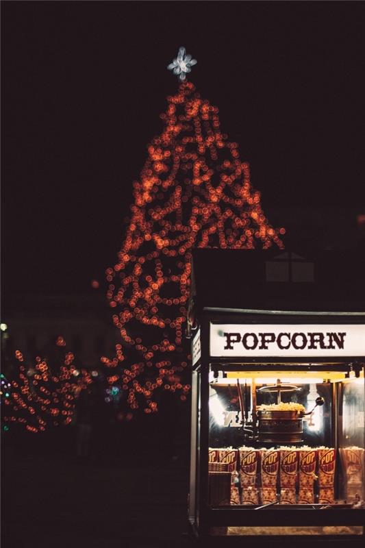 Nápad na fotografiu zámku obrazovky s vianočnou tematikou, obrázok veselých sviatkov pre tapetu smartfónu s nočnou fotografiou