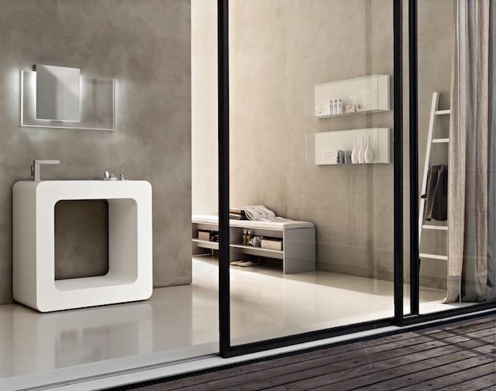 súčasná kúpeľňa so sivou a béžovou stenou v štýle priemyselného betónu, kúpeľňa s arkýrom a dizajnovým nábytkom